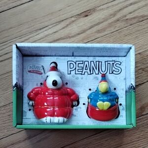 Peanuts Salt Pepper Shaker Snoopy Woodstock Puffer Coat Figures Hand Painted Nib
